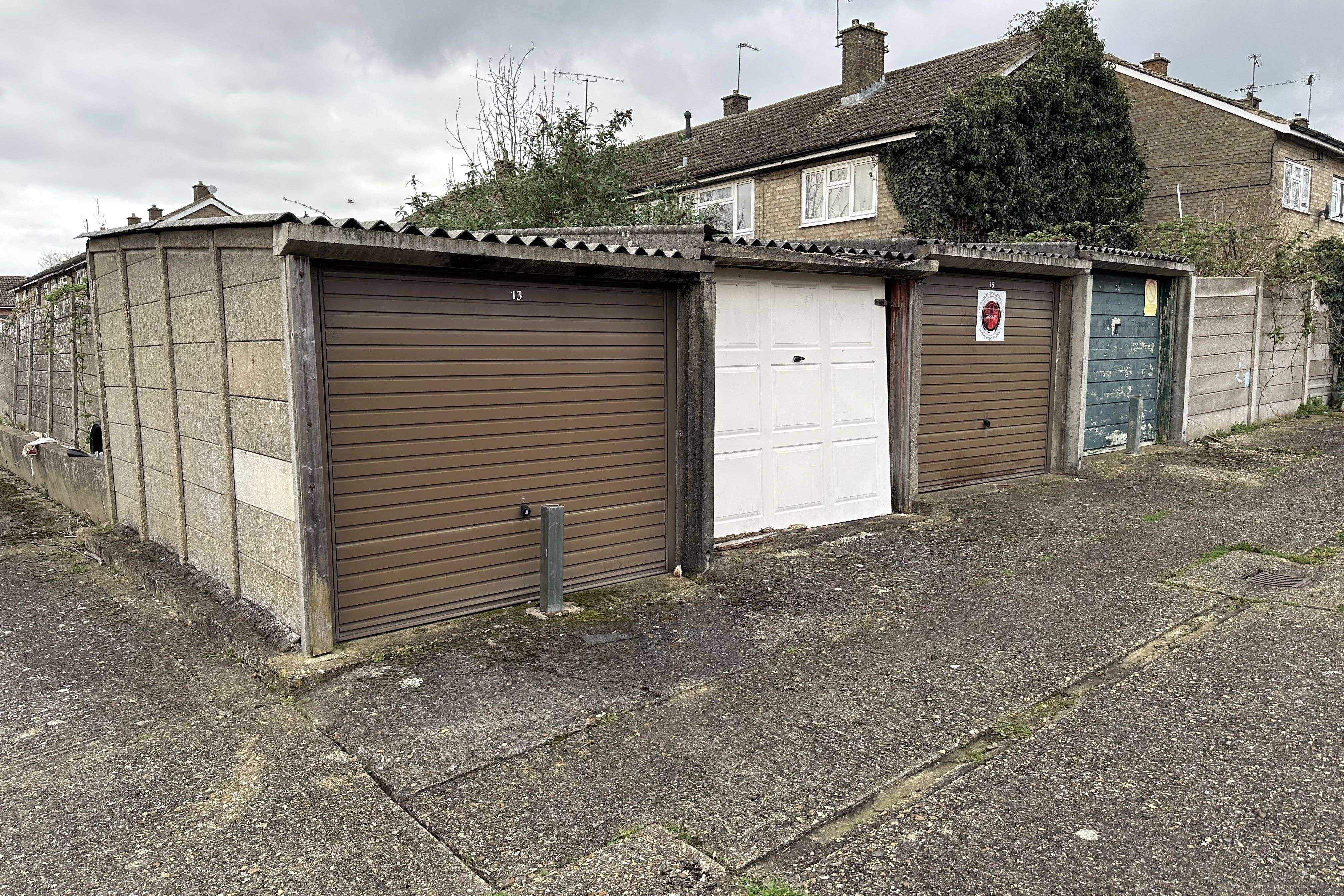 Garages Adjacent 6 Leaf Road, Houghton Regis, LU5 5JH