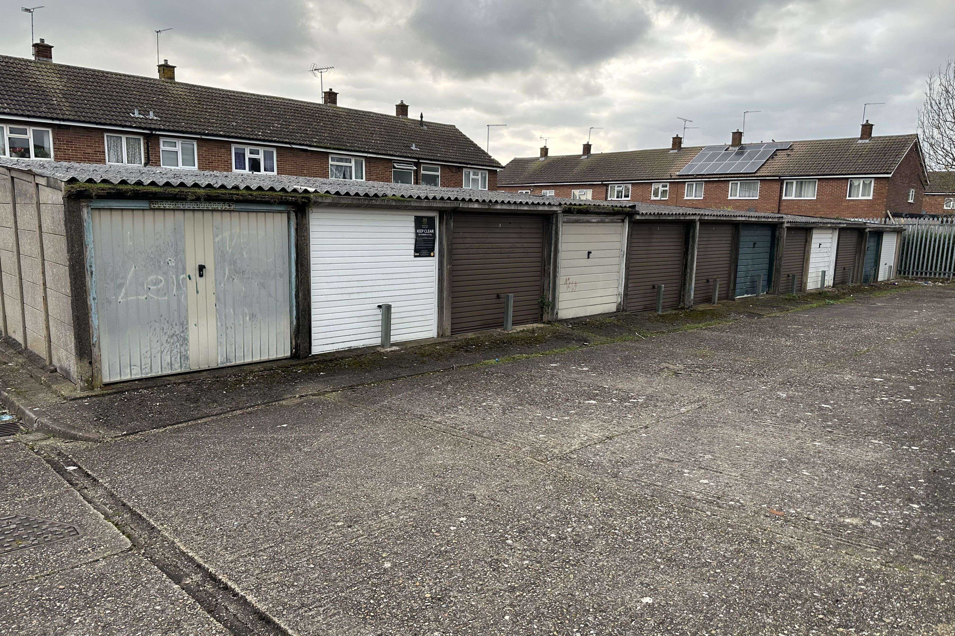 Garages Adjacent 6 Leaf Road, Houghton Regis, LU5 5JH