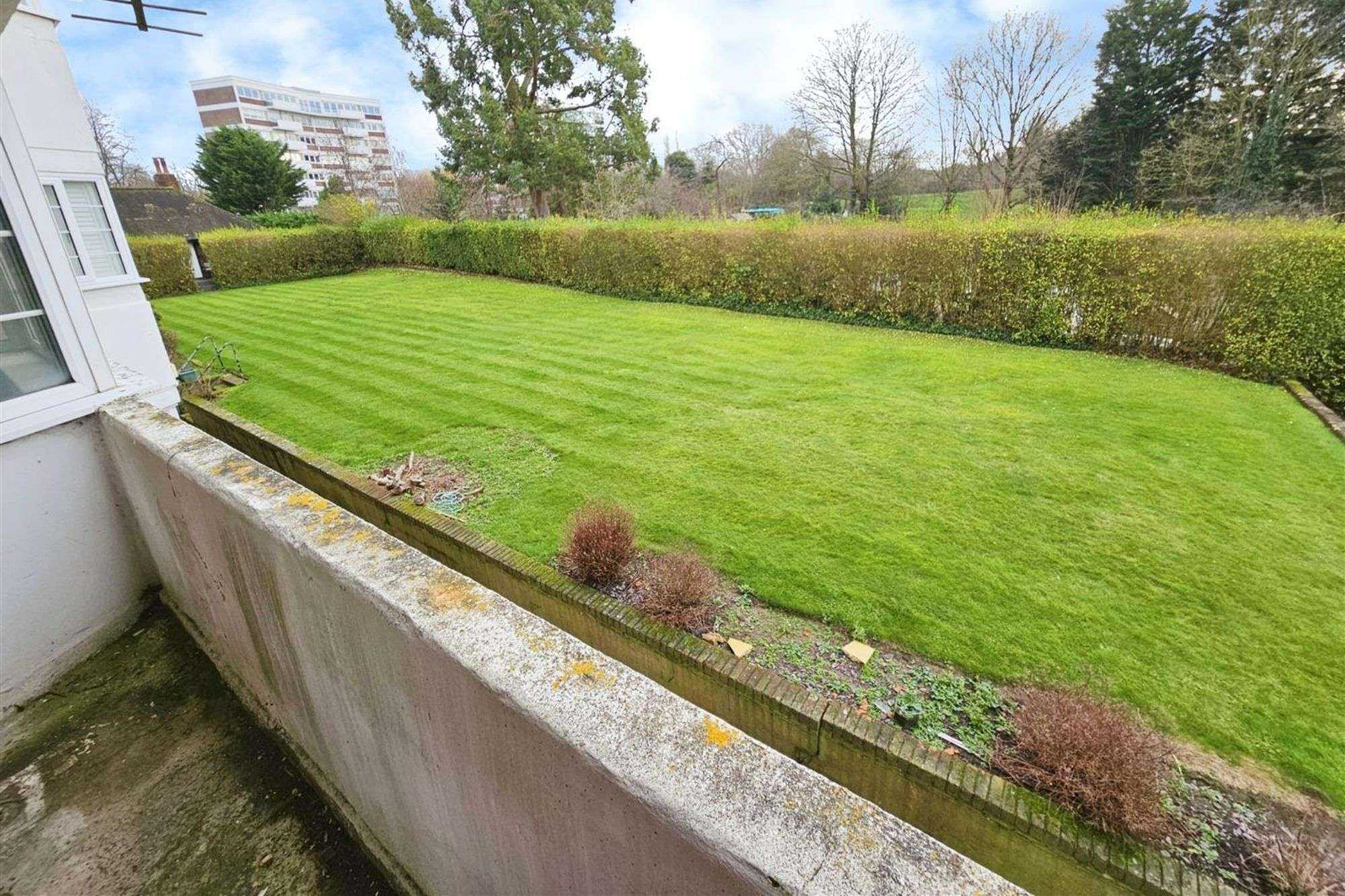24 Whittington Court, Alymer Road,  East Finchley, London N2 0BT