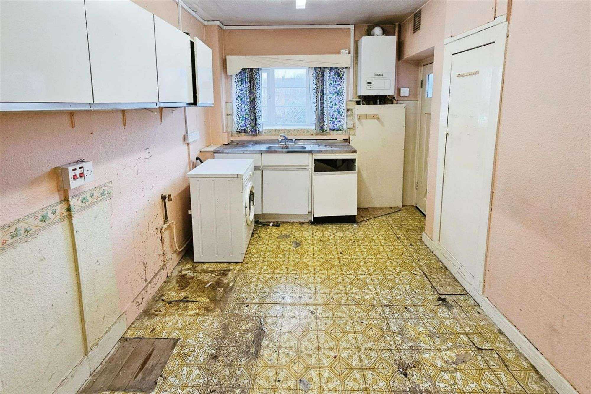 24 Whittington Court, Alymer Road,  East Finchley, London N2 0BT
