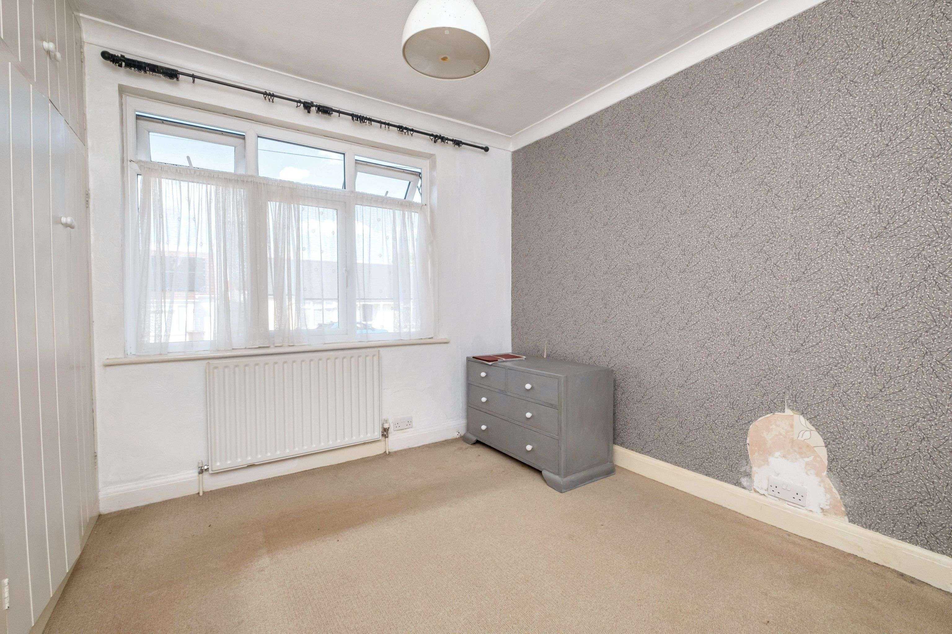 33 Ayebridges Avenue, Egham, Surrey, TW20 8HS