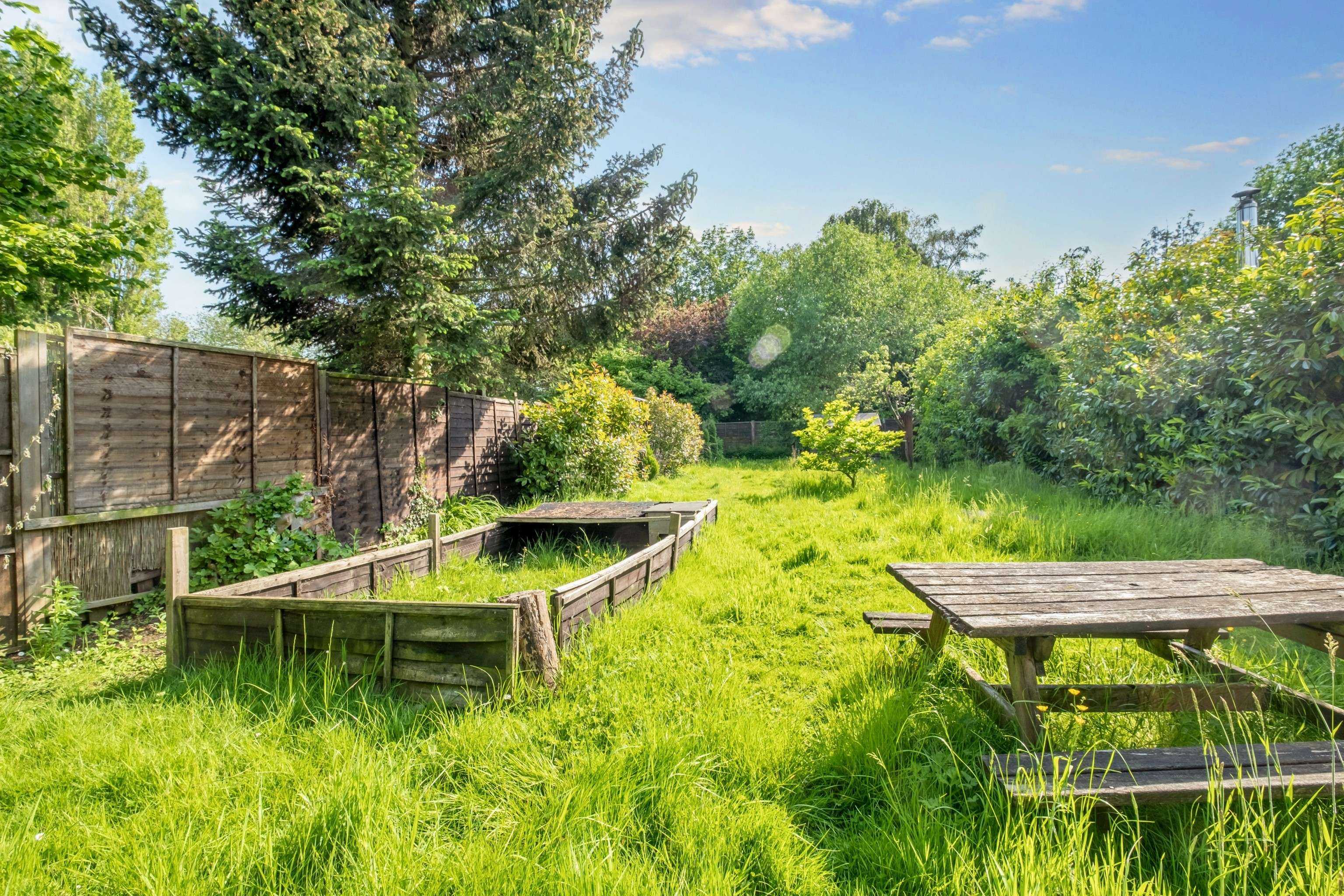 33 Ayebridges Avenue, Egham, Surrey, TW20 8HS