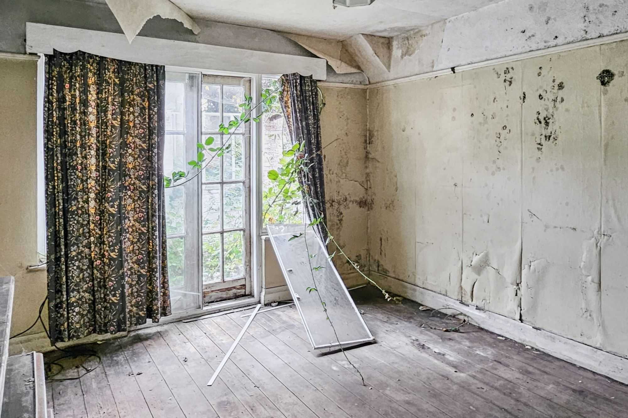 8 Crest Road, Brent, London NW2 7LU