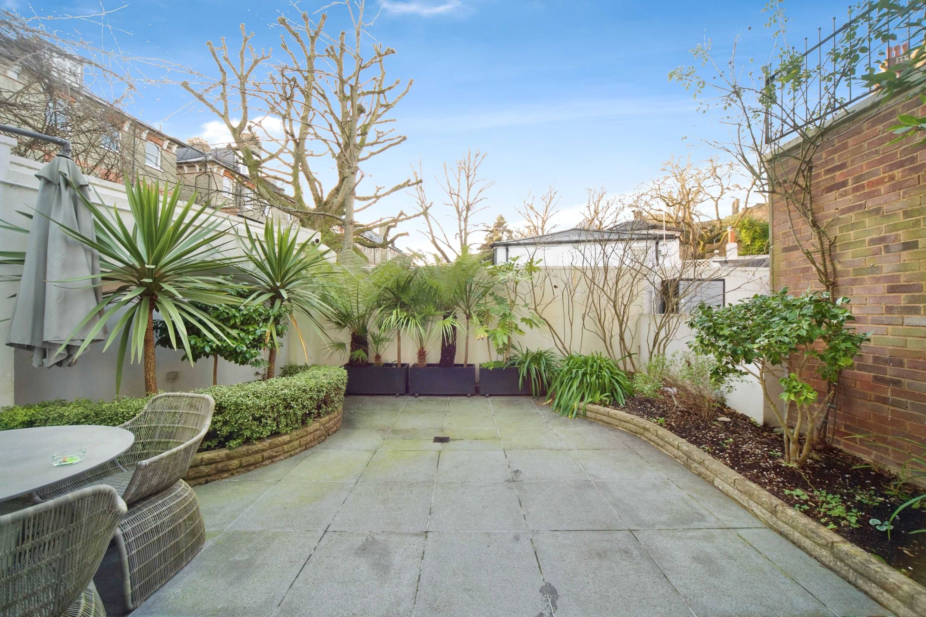 11 Squires Mount, Hampstead, London, NW3 1ED