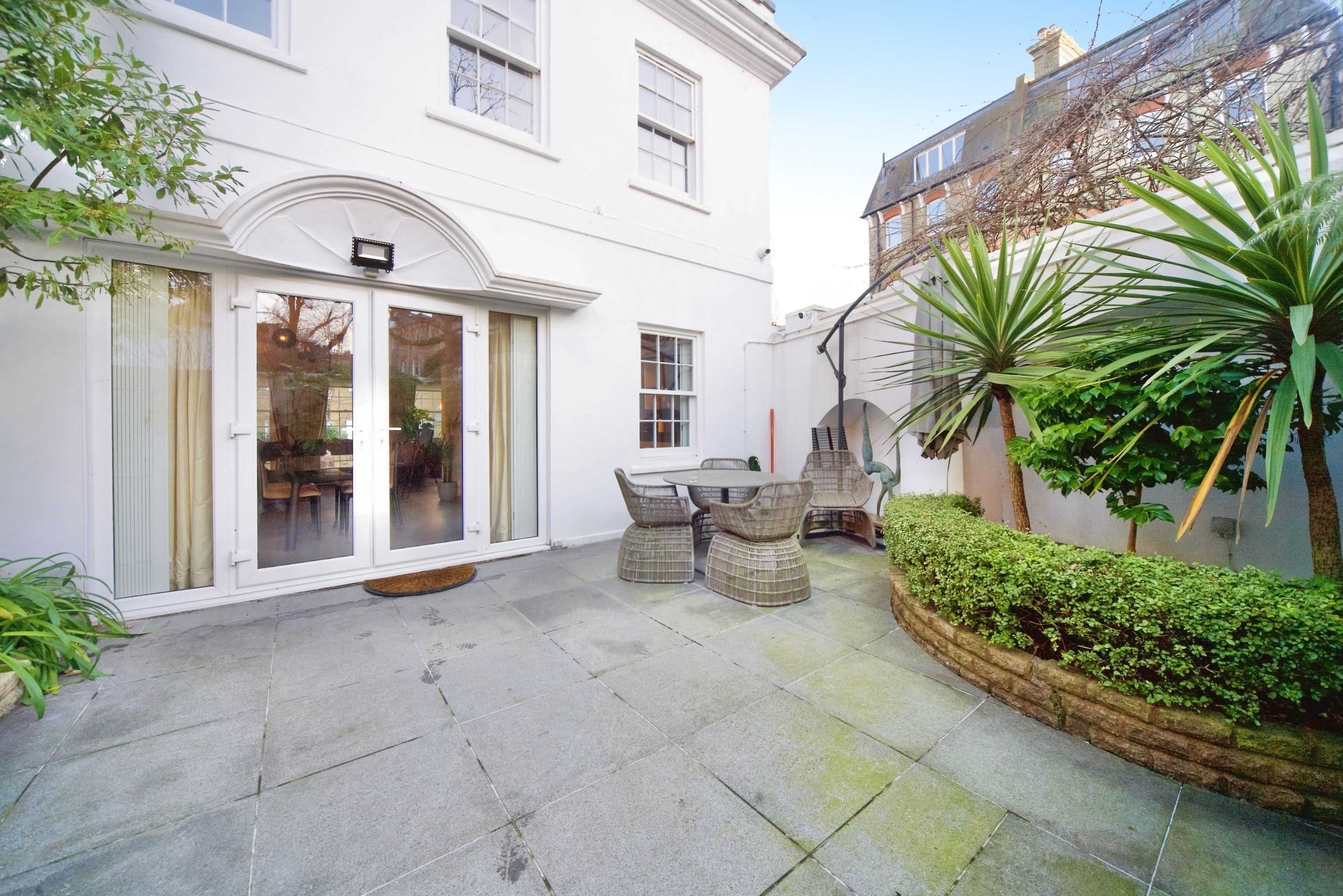 11 Squires Mount, Hampstead, London, NW3 1ED