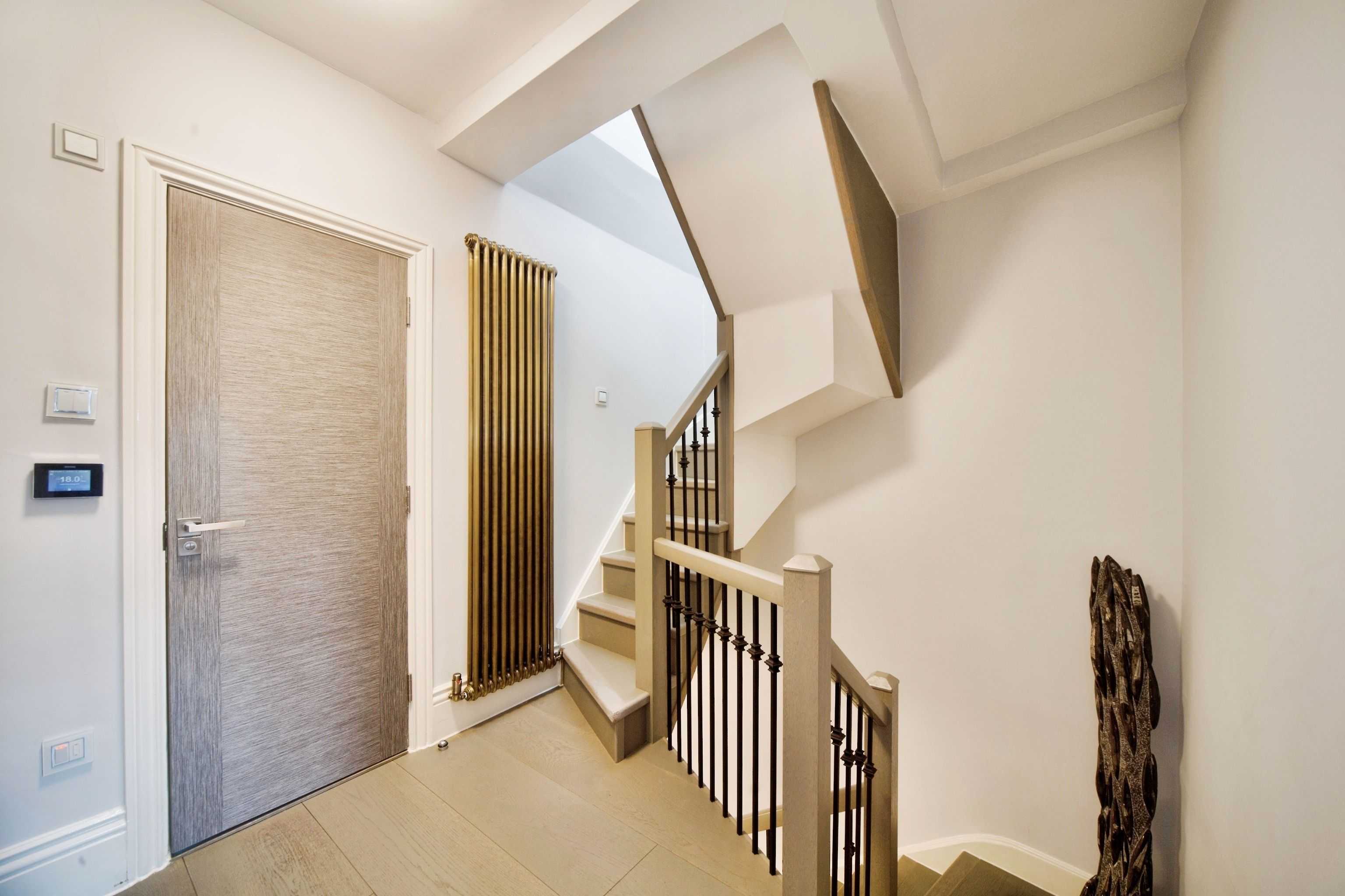 11 Squires Mount, Hampstead, London, NW3 1ED