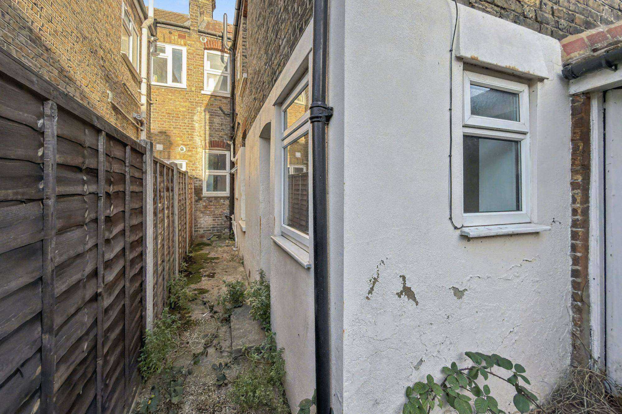 Ground Floor Flat, 18 Bingley Road, London, E16 3JR