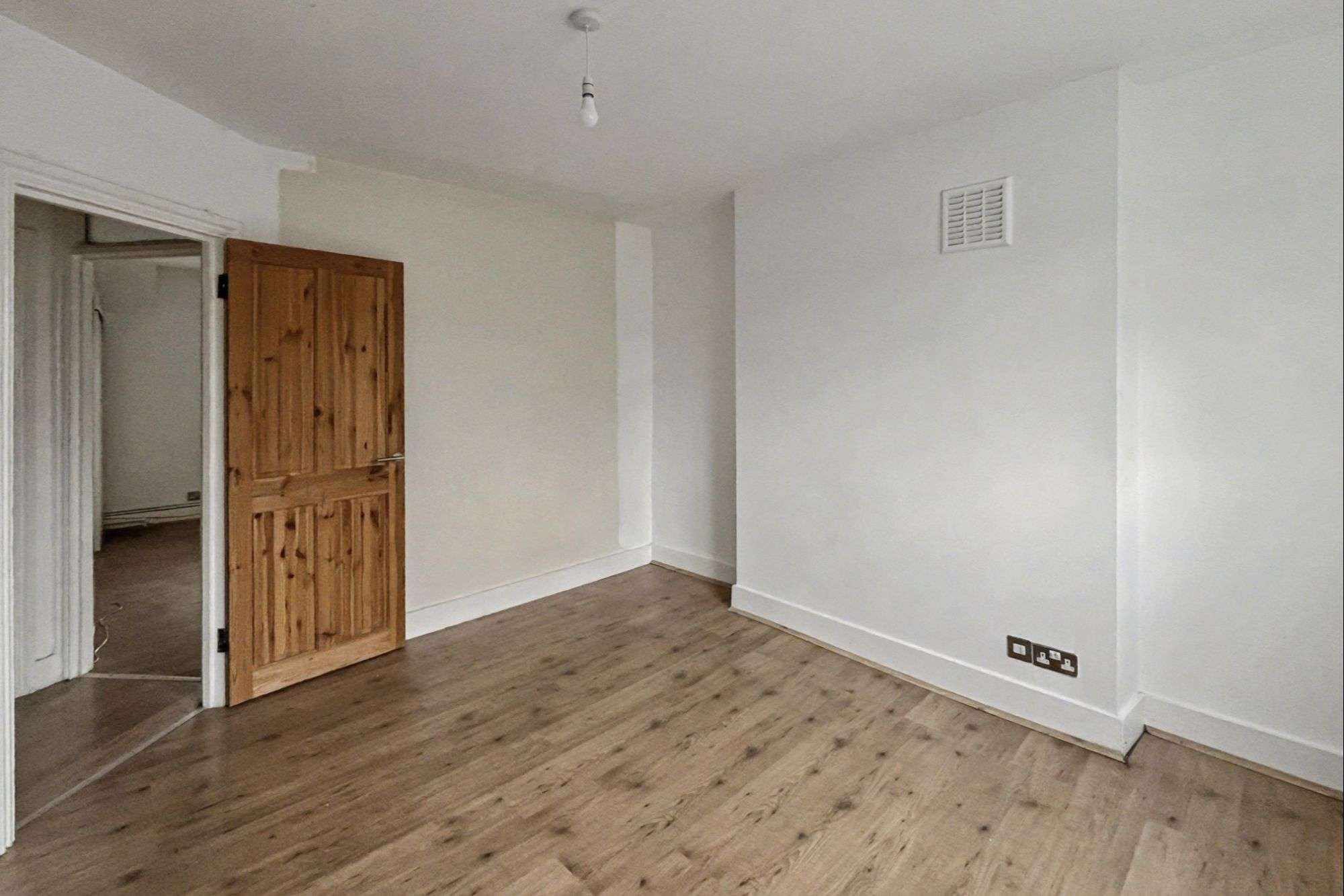 50c Cathnor Road, Shepherds Bush, London W12 9JA