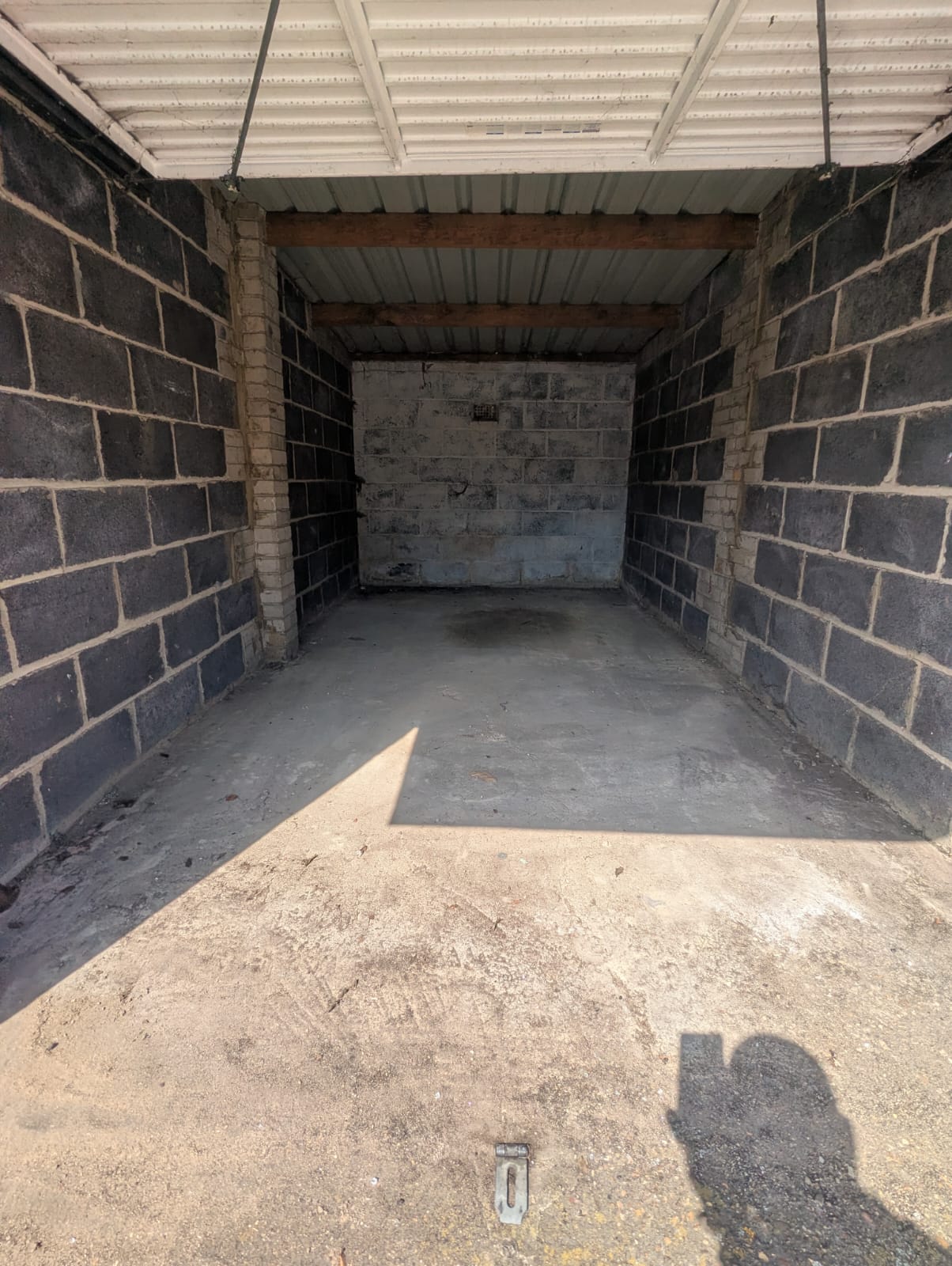 Garage 21, Bridge Road, Slade Green, Erith, Kent, DA8 2DE