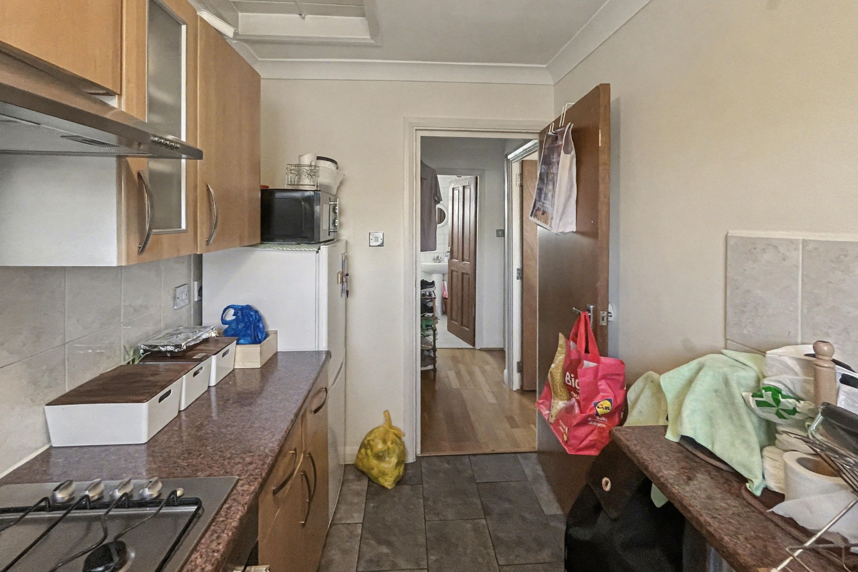 2b Neville Walk, Carshalton, SM5 1JG