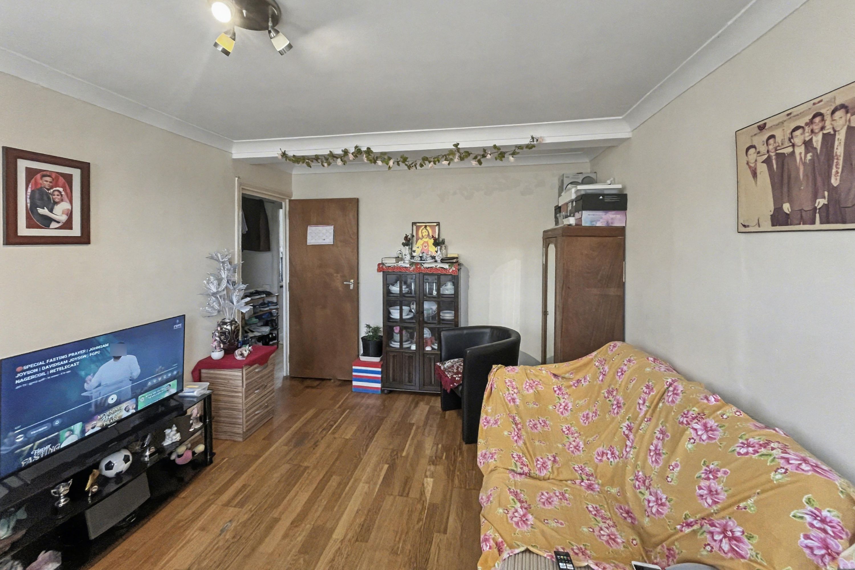 2b Neville Walk, Carshalton, SM5 1JG