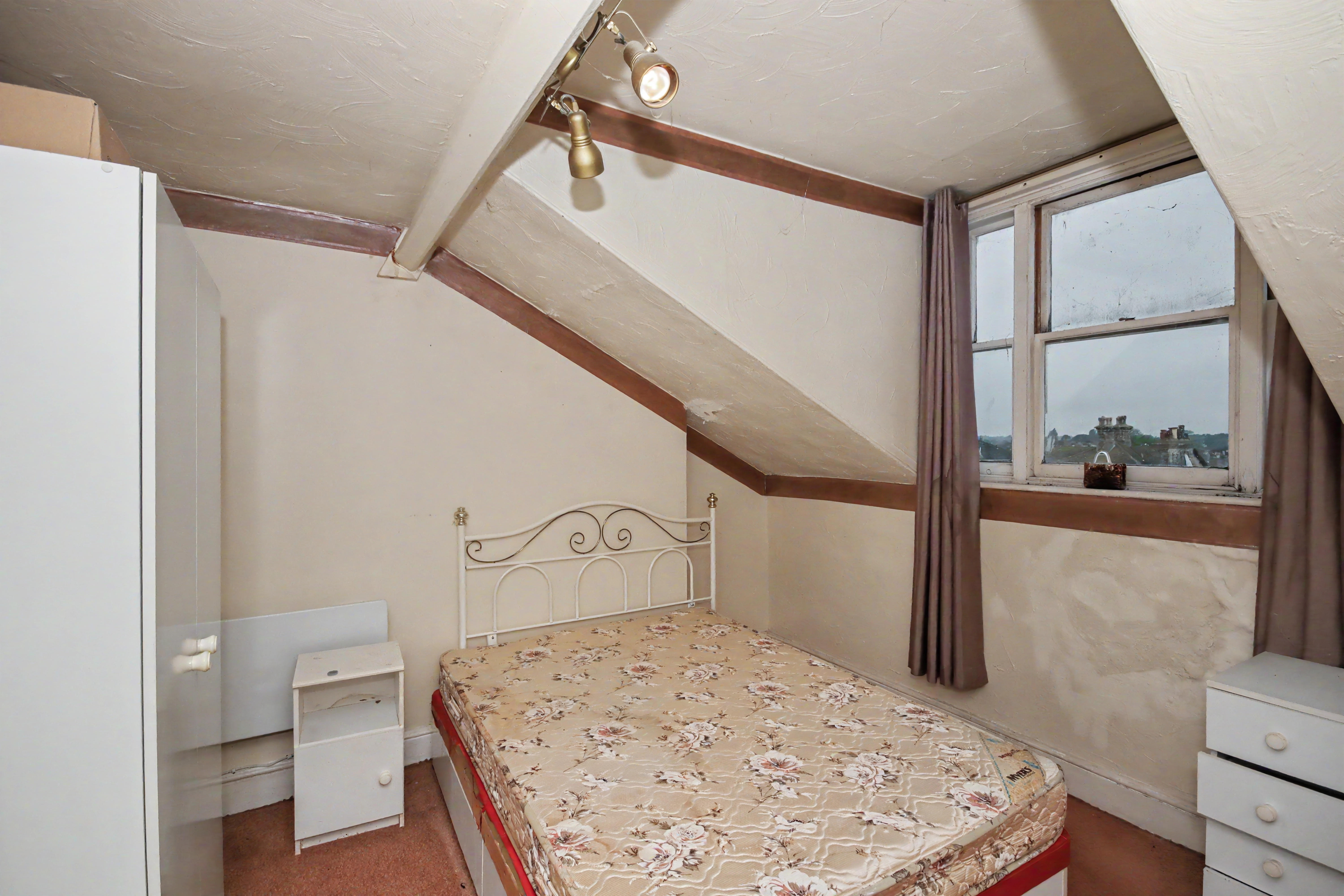 Flat 5, 5 Kirkley Cliff, Lowestoft, Suffolk, NR33 0BY