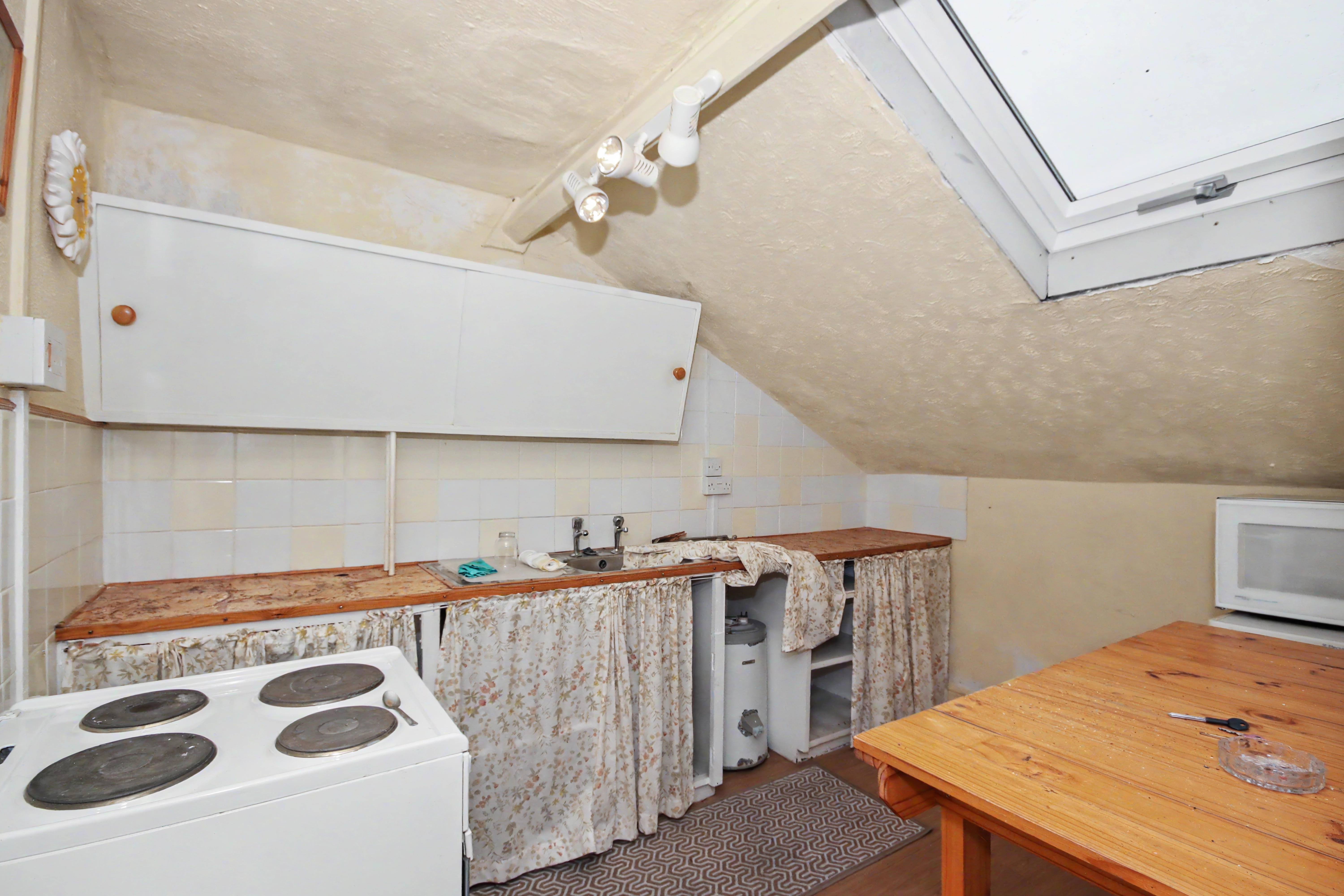 Flat 5, 5 Kirkley Cliff, Lowestoft, Suffolk, NR33 0BY