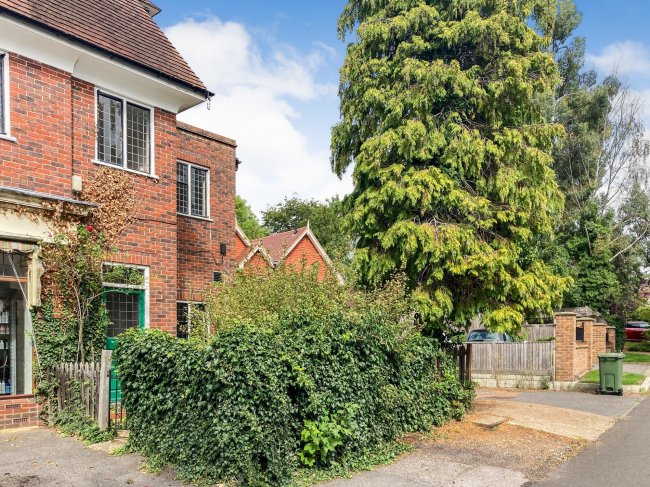 1 Cobham Way, East Horsley, Surrey KT24 5BH 9