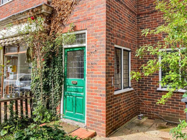 1 Cobham Way, East Horsley, Surrey KT24 5BH 9