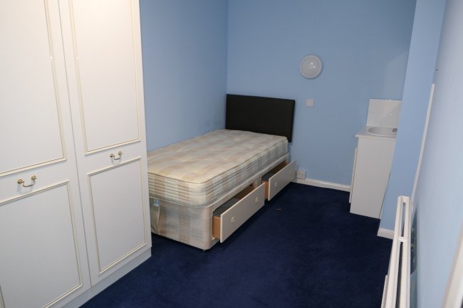 44 Crownfield Avenue, Ilford, Essex IG2 7RR 10