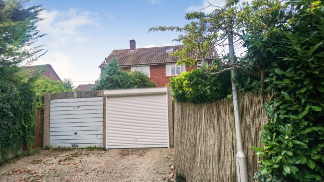 106 Chiltern Drive, Mill End, Rickmansworth, Hertfordshire WD3 8JZ 6