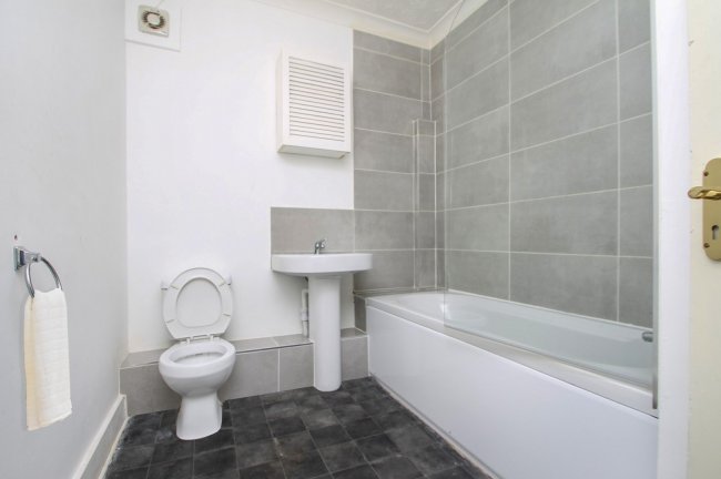 Flat 2, 55 Carnarvon Road, Clacton on Sea, Essex CO15 6QB 6