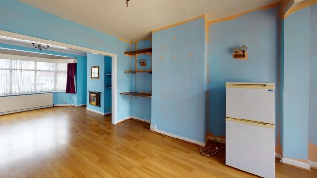 125 Springfield Drive, Ilford, Essex IG2 6QP 1