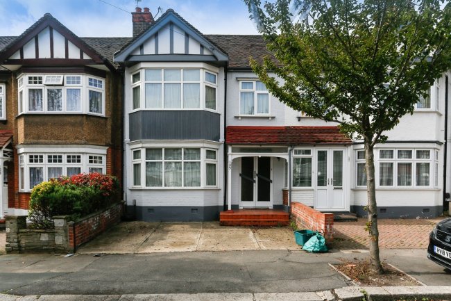 125 Springfield Drive, Ilford, Essex IG2 6QP 1