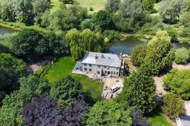 Willowbank, Washbank Road, Eynesbury, St Neots, Cambridgeshire PE19 2TF 1