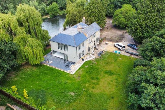 Willowbank, Washbank Road, Eynesbury, St Neots, Cambridgeshire PE19 2TF 1