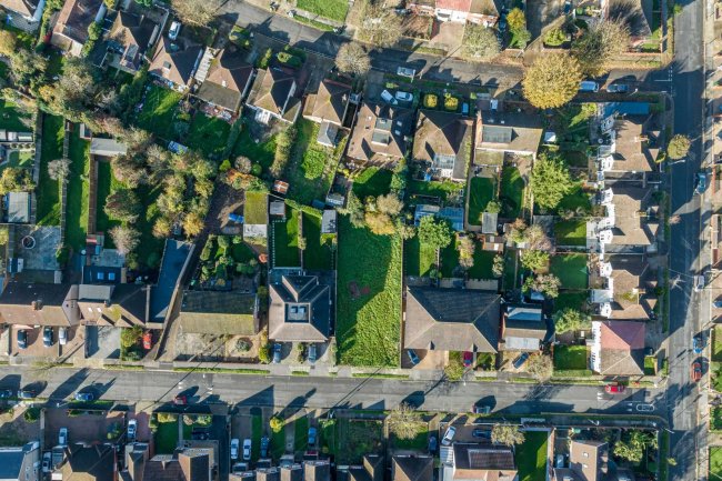 37 Edward's Avenue, Ruislip, Middlesex HA4 6UP 10