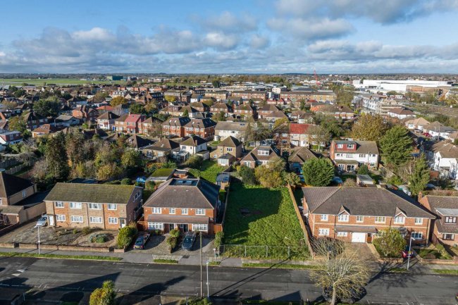 37 Edward's Avenue, Ruislip, Middlesex HA4 6UP 10