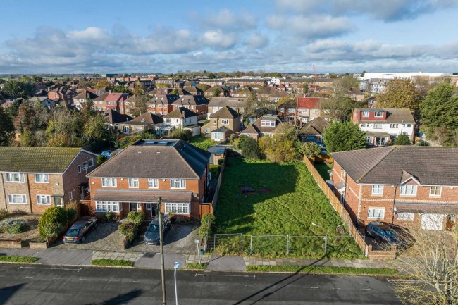 37 Edward's Avenue, Ruislip, Middlesex HA4 6UP 10