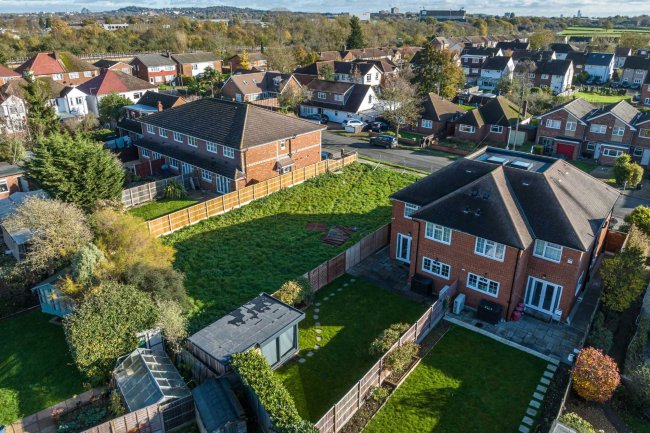 37 Edward's Avenue, Ruislip, Middlesex HA4 6UP 10