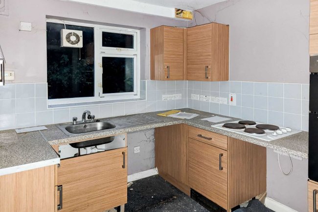 14 Elizabeth Way, Stoke Poges, Slough, SL2 4LQ
 6