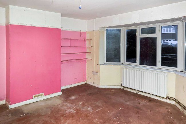 14 Elizabeth Way, Stoke Poges, Slough, SL2 4LQ
 6