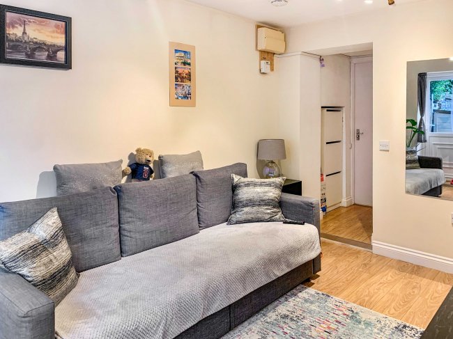 108a, Blackheath Road, London, SE10 8DA 
 6