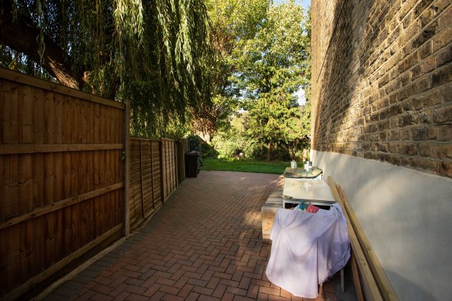 1 Digby Crescent, Finsbury Park, London, N4 2HS
 7