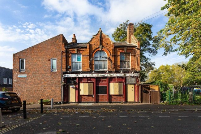 Sir Robert Peel, 16 Hillingdon Street, Walworth, London SE17 3UF 8