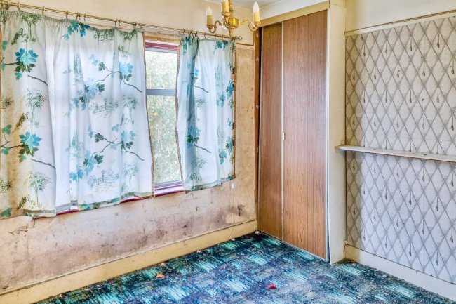 43 Manor Road, Enfield, EN2 0AN
 9