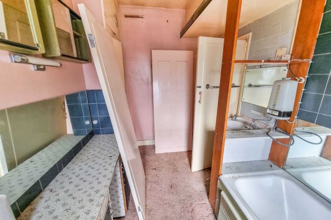 43 Manor Road, Enfield, EN2 0AN
 9