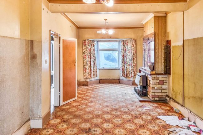 43 Manor Road, Enfield, EN2 0AN
 9