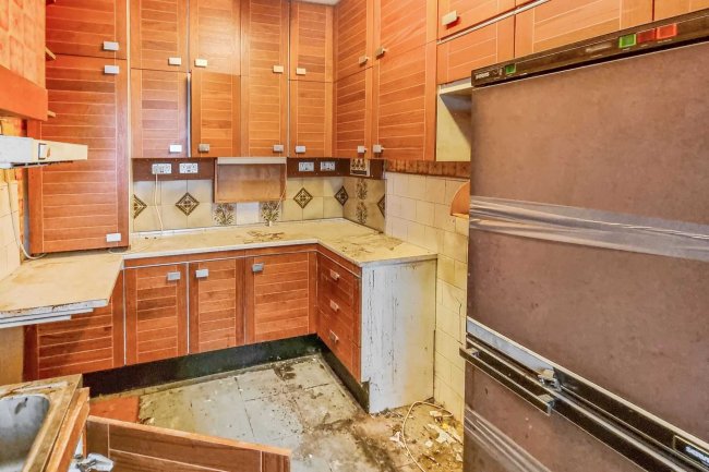 43 Manor Road, Enfield, EN2 0AN
 9