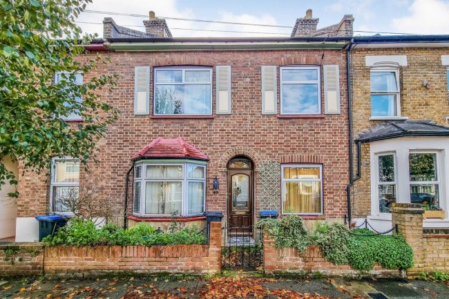 43 Manor Road, Enfield, EN2 0AN
 9