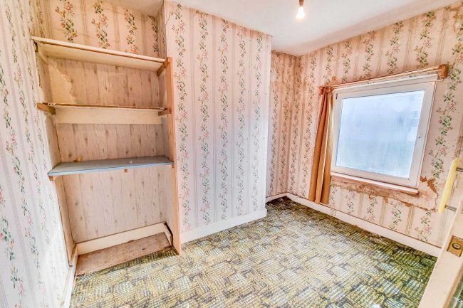 43 Manor Road, Enfield, EN2 0AN
 9