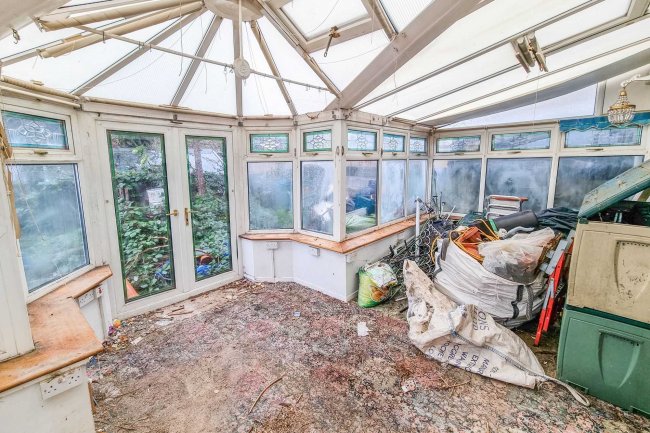 43 Manor Road, Enfield, EN2 0AN
 9