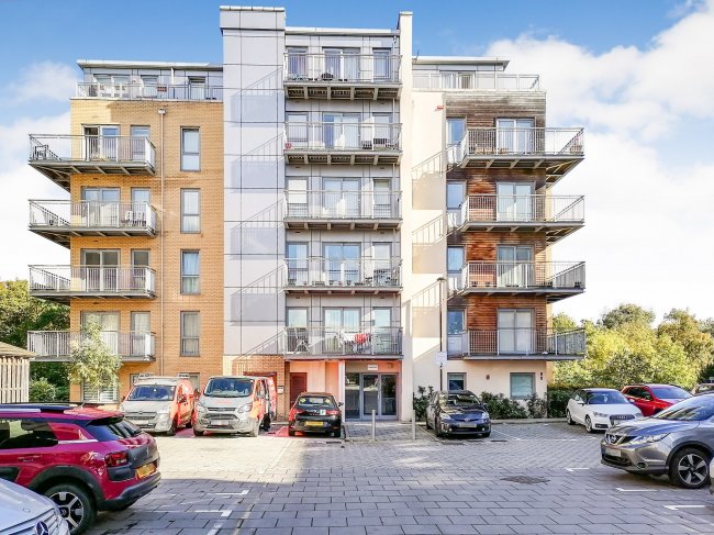 38 Flora Court, 25 Fortune Avenue, Edgware, Middlesex HA8 0FL 8