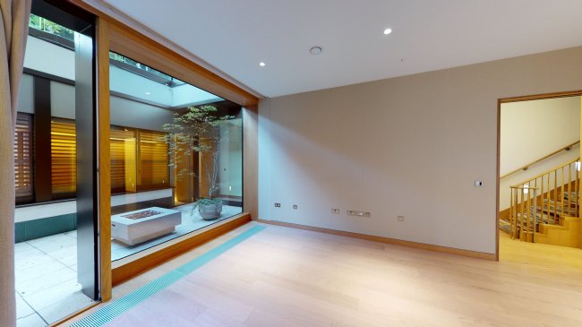 1 Vicarage Gate House, Vicarage Gate, Kensington, London W8 4AQ 1