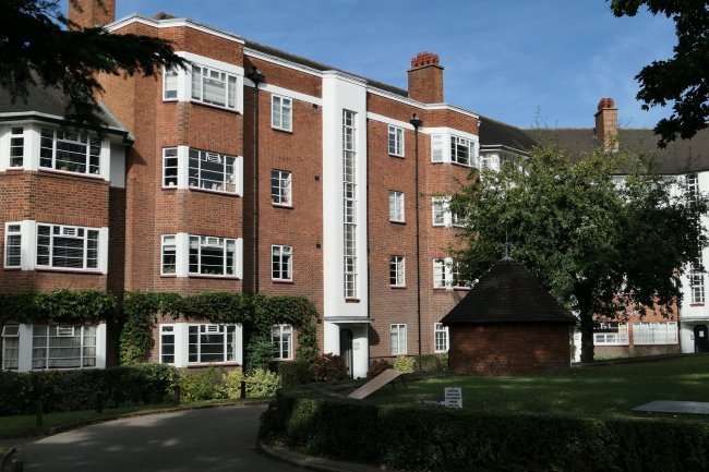 33 St Leonards Court, St Leonards Road, East Sheen, London SW14 7NG 6