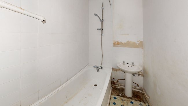 38 Sleaford House, Blackthorn Street, London E3 3PY 2