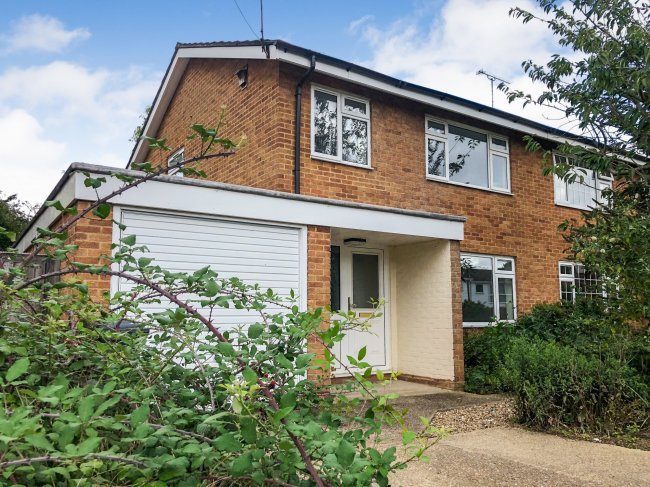 9 Danemead, Hoddesdon, Hertfordshire EN11 9LT 1