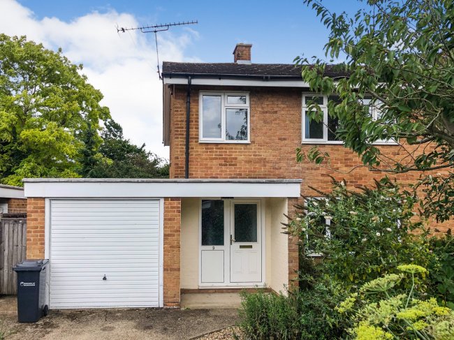 9 Danemead, Hoddesdon, Hertfordshire EN11 9LT 1