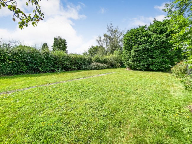 69 Bluebridge Road, Brookman’s Park, Hatfield, Hertfordshire AL9 7UW 3