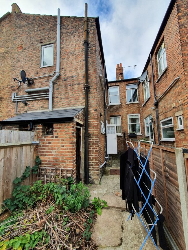 25 Burford Road, Catford, London, SE6 4DF
 10